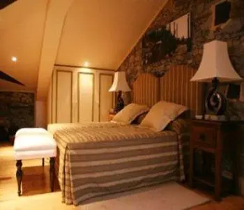 a bedroom with a bed in a room at Hotel Rural Casa Xusto in La Caridad