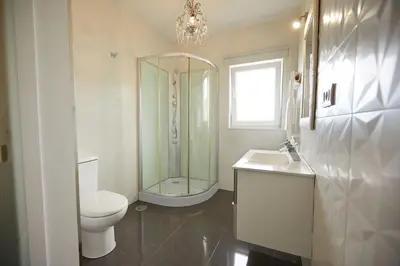 a bathroom with a shower and a toilet and a sink at Apartamento en Viveiro in Viveiro