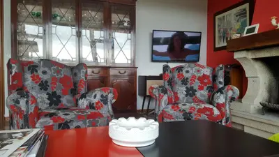 two chairs and a table in a living room at Casa de Sabela in Culleredo
