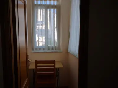 a small room with a table and a window at Duplex Tres Dormitorios Playa A Rapadoira in Foz
