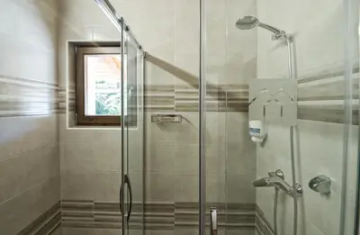 a bathroom with a shower with a glass door at Hotel Rural Las Montañas de Pumar in Besullo