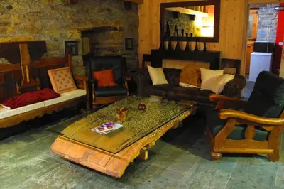 a living room with couches and a coffee table at Casa Turismo Rural O FILANDÓN in Suertes
