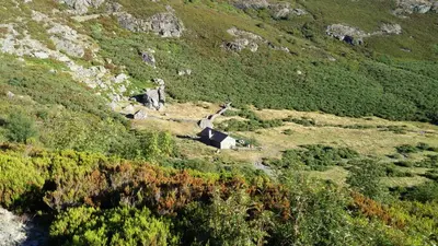 a view of a mountain with a house on it at Casa Turismo Rural O FILANDÓN in Suertes