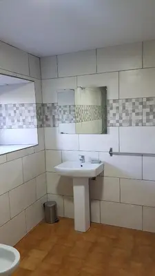 a bathroom with a sink and a mirror at casa cacheiras in Teo