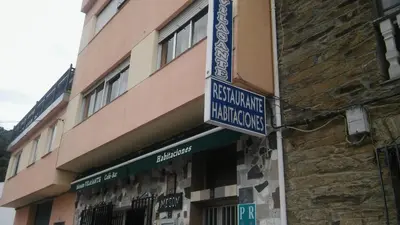 a street sign on the side of a building at Hostal-Meson Vilasante in Tríacastela