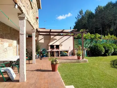 a patio with a barbecue in a yard at Casa Da Pallota in Moraña