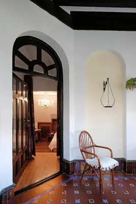 a chair sitting in a room with an archway at Palacio Arias in Navia