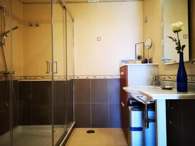 a bathroom with a shower and a sink at Alojamientos Viveiro - El Escairo in Viveiro