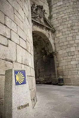 a building with a sign on the side of it at CALLE HUERTAS Nº 17 - 1º in Lugo