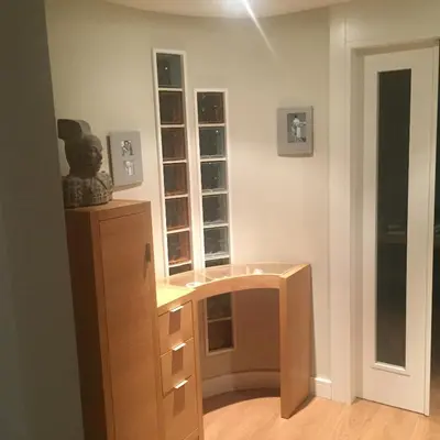 a wooden desk in a room with a window at Bierzo centro in Ponferrada