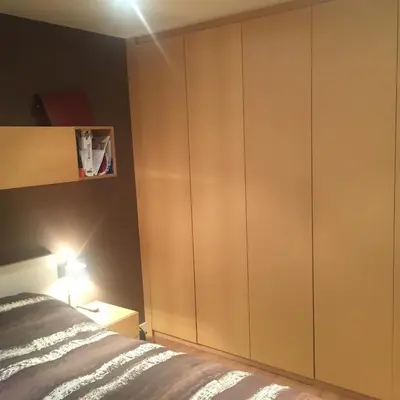 a bedroom with a large wardrobe and a bed at Bierzo centro in Ponferrada