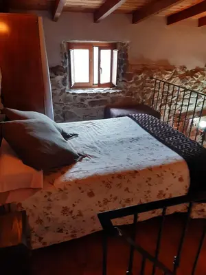 a bedroom with a bed and a window in a room at Loft Corte de Fora in Ourense