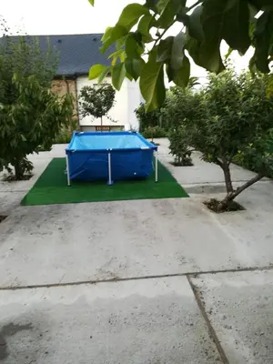a blue ping pong table in a yard at El Mirador del Bierzo in Tedejo