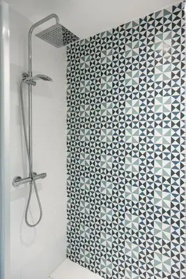 a shower with a blue and white tiled wall at Pension ARCA in O Pedrouzo