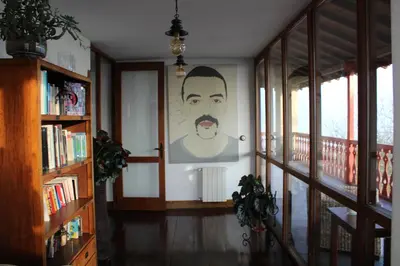 a room with a picture of a man on the wall at Rectoral de Anllo in Sober