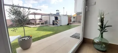 a room with a window with a view of a yard at PortoHouse in Portomarin