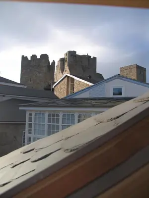 a view of a house with a castle in the background at Hotel Casa de Caldelas in Castro Caldelas