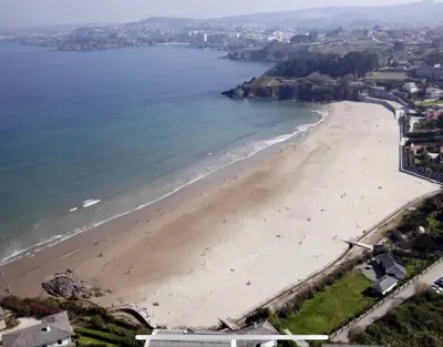 an aerial view of a beach with people on it at A Coruña al lado de la playa in Bastiagueiro