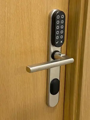 a door handle with a remote control on it at Pensión Residencia Fornos in Santiago de Compostela