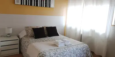 a computer mouse on top of towels on a bed at Pensión La Estación in Sarria