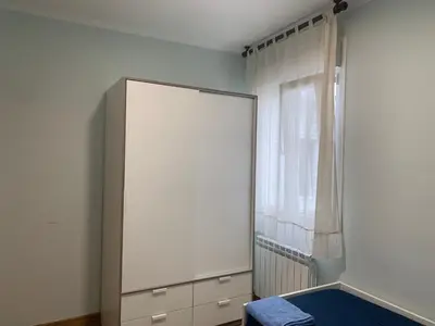 a dressing room with a mirror and a window at La Encina Azul Rooms-Grupo Rosa Azul in Ponferrada