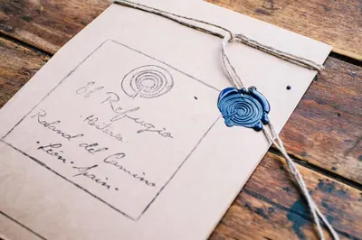 a piece of paper with a letter on a string at El Refugio Hostería in Rabanal del Camino