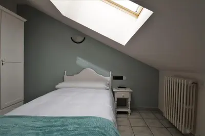 a bedroom with a bed and a skylight at El Refugio Hostería in Rabanal del Camino