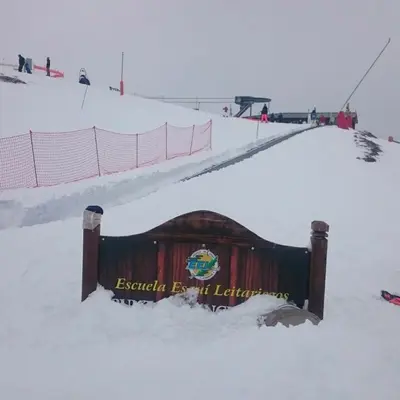 a sign in the snow on a ski slope at El cordal de laciana in Caboalles de Abajo