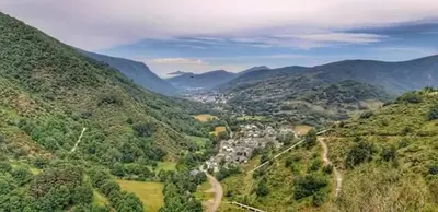 an aerial view of a valley in the mountains at El cordal de laciana in Caboalles de Abajo