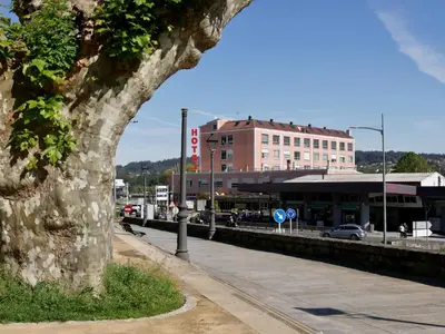 a city street with a building and a tree at Hotel Eumesa in Puentedeume