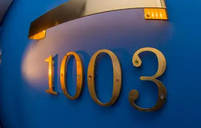 a sign with the number on a blue wall at HOTEL JAVIER MONTERO in Ribadeo