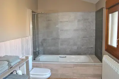 a bathroom with a tub and a toilet at Casa Loisiana in O Pino