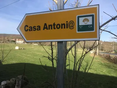 a sign that says casa antino on a pole at Casa Antoni@ in Parada del Sil