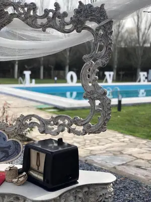 a black microwave sitting on a table in a table sidx sidx at Hotel rural Finca Vivaldi Nature & Spa in San Miguel de las Dueñas