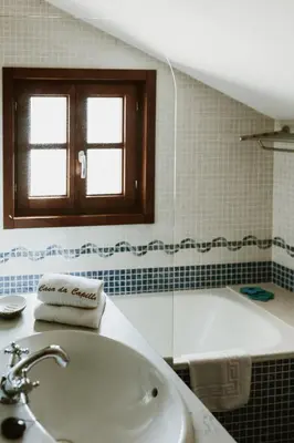 a bathroom with a sink and a bath tub at Casa da Capilla in Gres