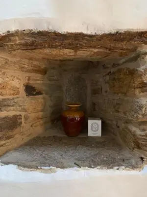 a vase sitting on a shelf in a stone wall at Casas do Campo in Monfero