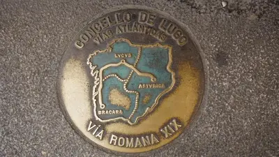 a metal sign with a map of the united states at Apartamento Vía Romana XIX in Lugo