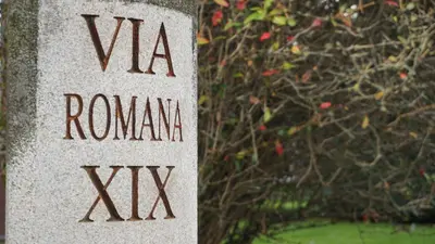a stone column with the words va romanza xxx at Apartamento Vía Romana XIX in Lugo
