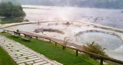 a hot tub in the middle of a body of water at Apartamento en el centro de Ourense in Ourense
