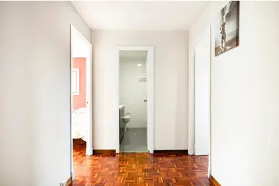 an empty hallway with white walls and wooden floors at Apartamento en el centro de Ourense in Ourense