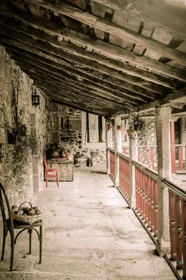 an old room with a bench in an old building at Casa do Pacio Sabadelle in Lugo