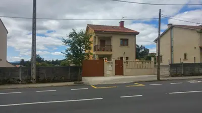 a small house on the side of a street at Sandino 32 in Santiago de Compostela
