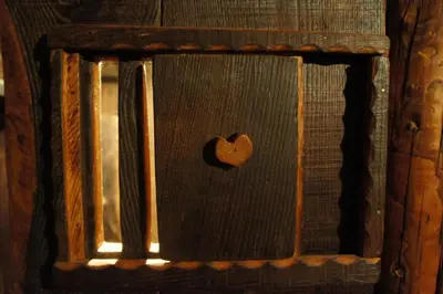 a wooden box with a heart on the door at Casa O´Crego in San Román