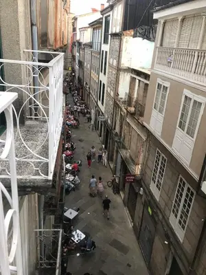 an overhead view of a group of people in an alley at A Casiña do Leo in Ourense