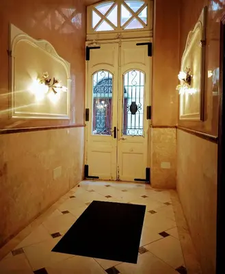 a hallway with a white door and a black rug at A&L Centro in Viveiro
