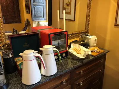 a counter top with two white mugs and a microwave at Pazo de Laia in Palas de Rei