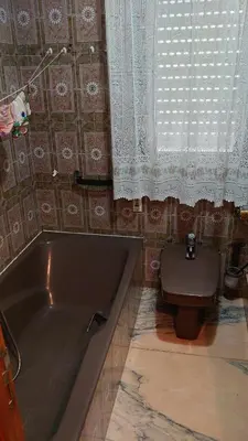 a bathroom with a bath tub and a toilet at HOSTAL CAMELOT in Fabero
