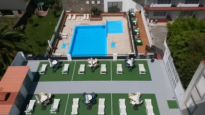 an overhead view of a pool with tables and chairs at Hotel Sarga in Cabañas