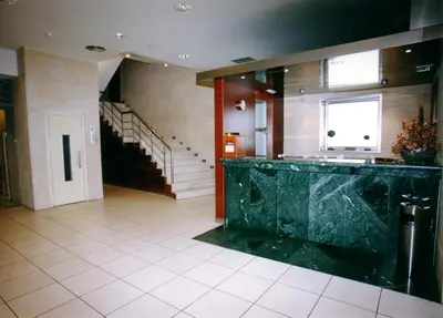 a large lobby with a large green marble counter at Hotel Sarga in Cabañas