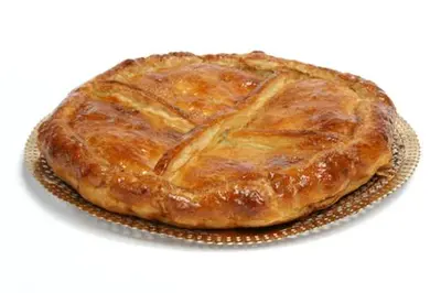 a pie in a pie pan on a table at NC APARTMENT in Santiago de Compostela